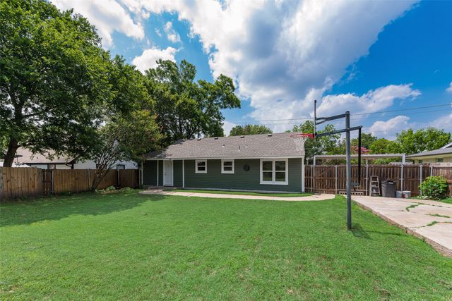 505 W Linden Street, Ennis, TX 75119