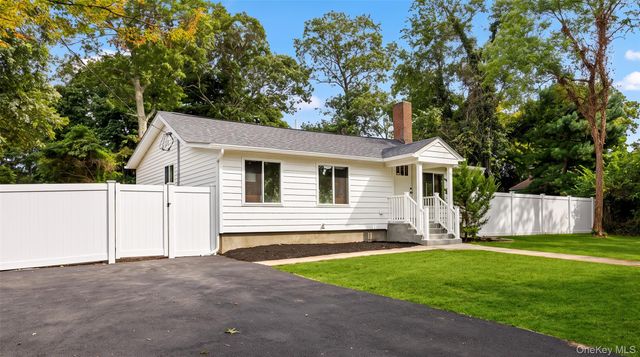 8 Woodlawn Avenue, Selden, NY 11784