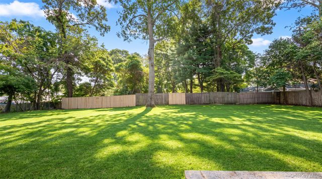8 Woodlawn Avenue, Selden, NY 11784