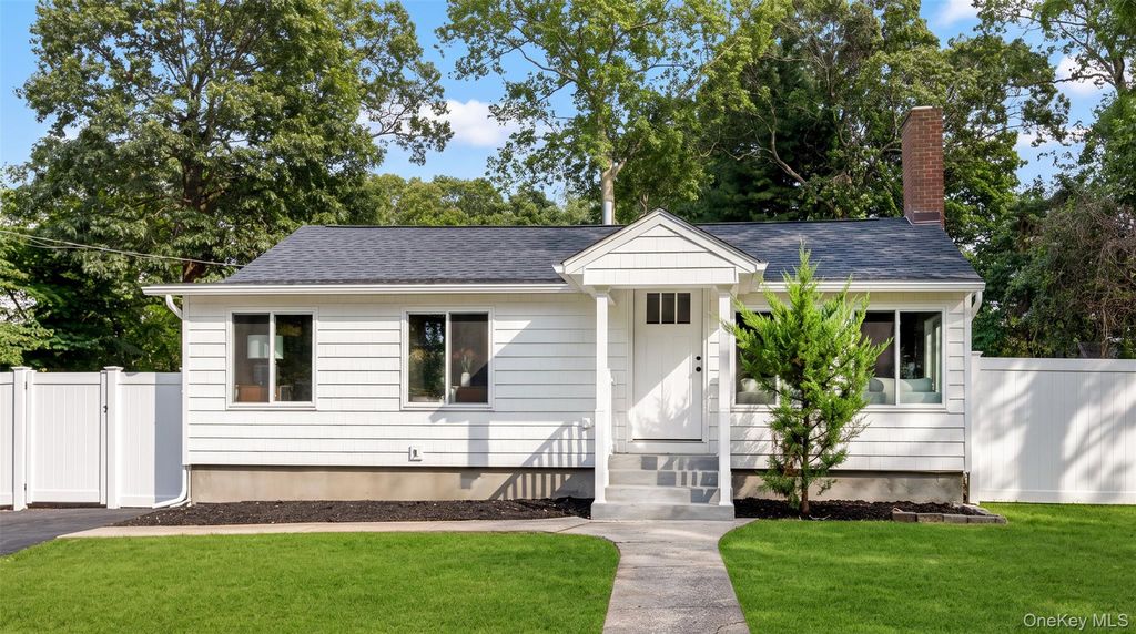 8 Woodlawn Avenue, Selden, NY 11784