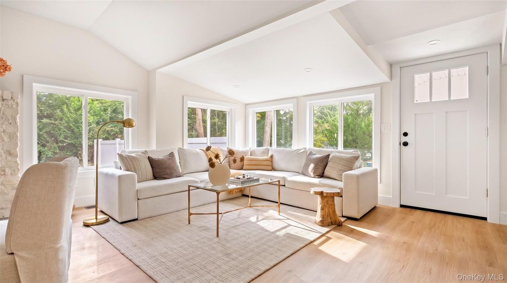 8 Woodlawn Avenue, Selden, NY 11784 — photo 3