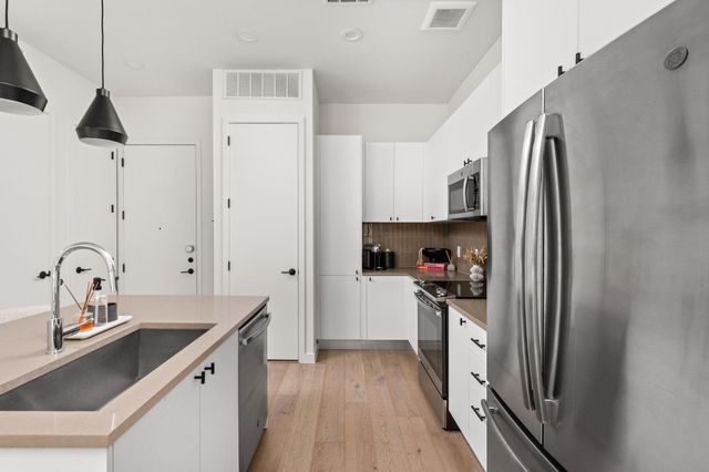 800 Embassy DR 113, Austin, TX 78702