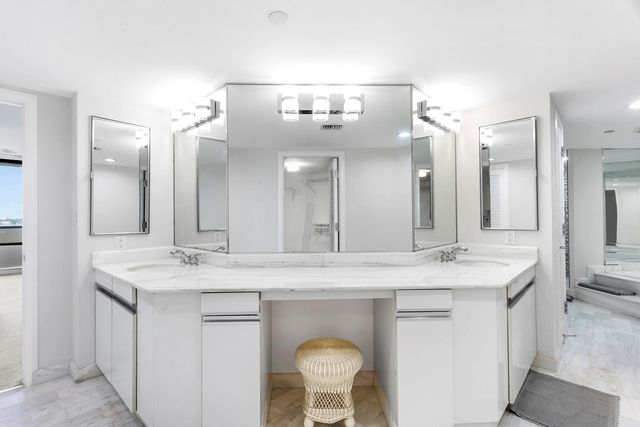 100 Lakeshore Drive 454, North Palm Beach, FL 33408