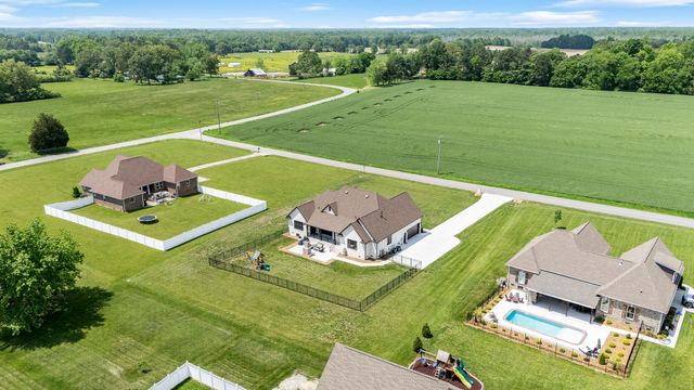 74 Holt Ln, Tullahoma, TN 37388