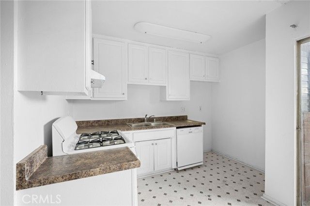 17931 Devonshire Street 1, Northridge (los Angeles), CA 91325