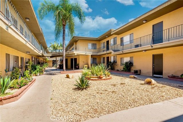 17931 Devonshire Street 1, Northridge (los Angeles), CA 91325