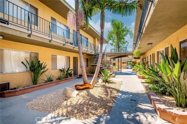 17931 Devonshire Street 1, Northridge (los Angeles), CA 91325