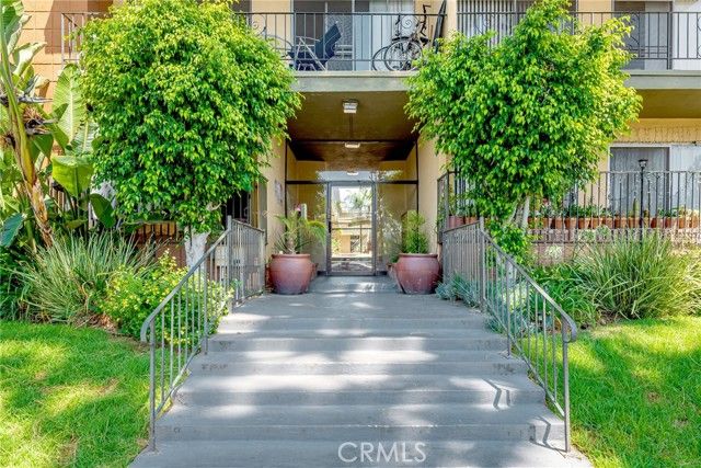 17931 Devonshire Street 1, Northridge (los Angeles), CA 91325