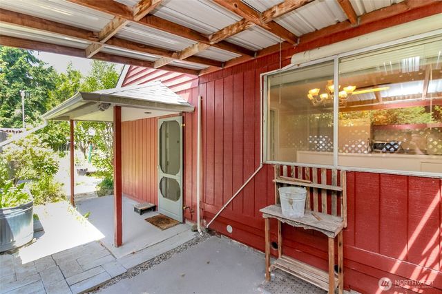 14523 Pioneer Way E, Puyallup, WA 98372