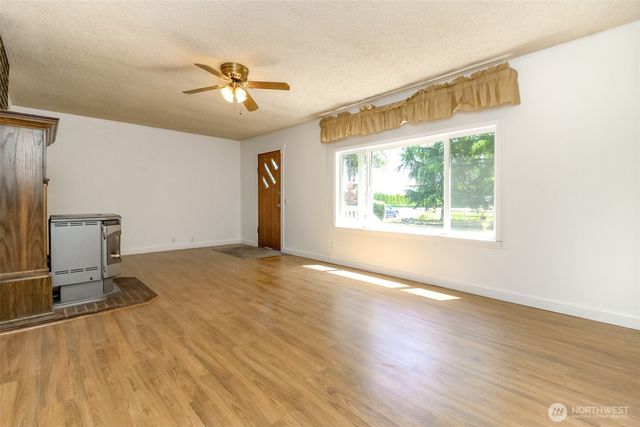 14523 Pioneer Way E, Puyallup, WA 98372