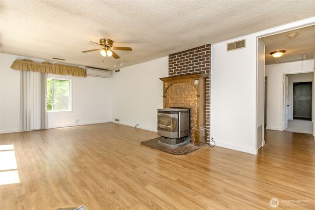 14523 Pioneer Way E, Puyallup, WA 98372