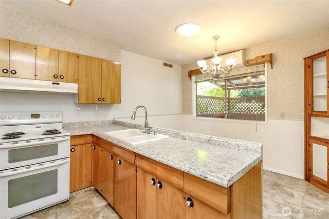 14523 Pioneer Way E, Puyallup, WA 98372