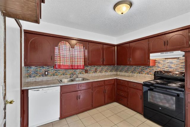 811 Ridgeway Drive, Yukon, OK 73099