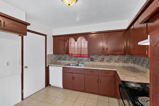811 Ridgeway Drive, Yukon, OK 73099