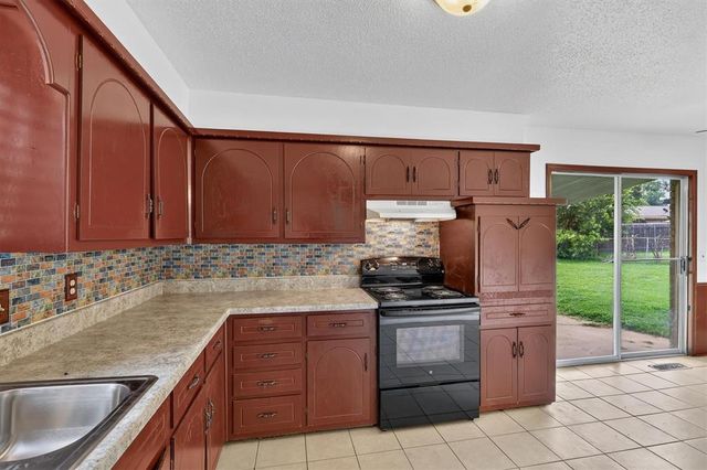 811 Ridgeway Drive, Yukon, OK 73099