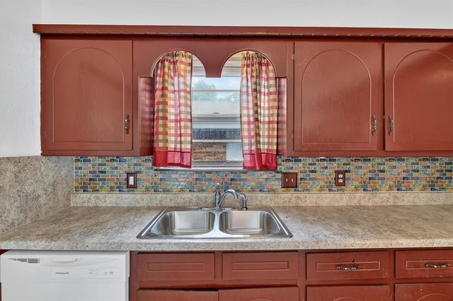 811 Ridgeway Drive, Yukon, OK 73099