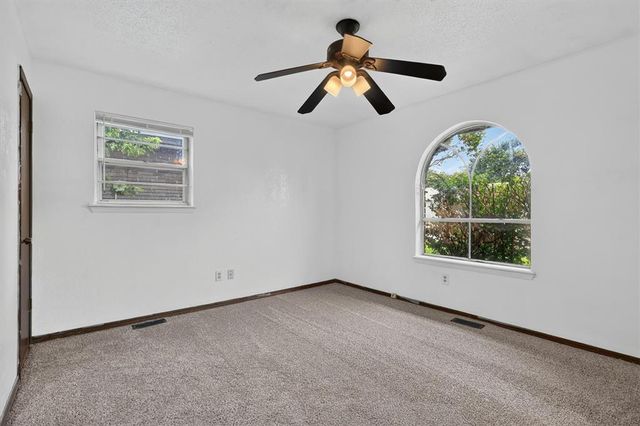 811 Ridgeway Drive, Yukon, OK 73099