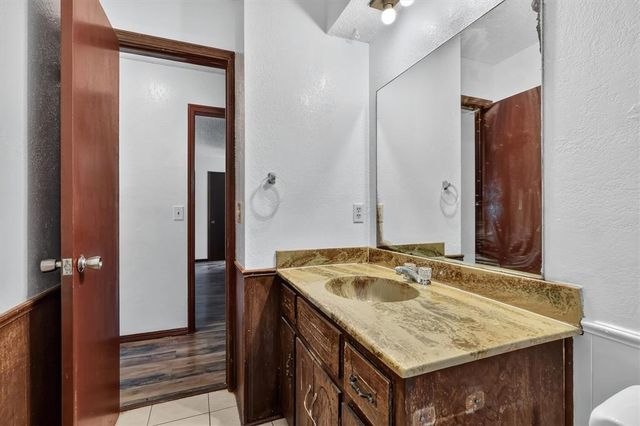 811 Ridgeway Drive, Yukon, OK 73099