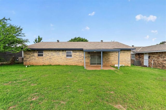 811 Ridgeway Drive, Yukon, OK 73099