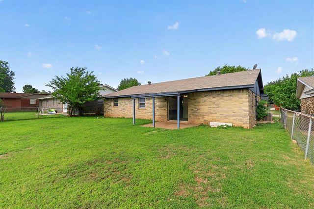 811 Ridgeway Drive, Yukon, OK 73099