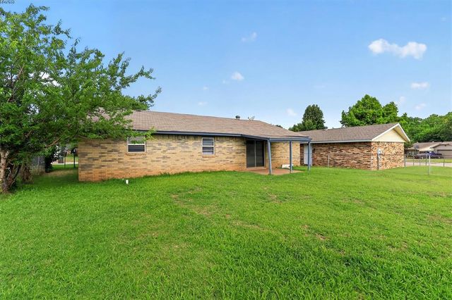 811 Ridgeway Drive, Yukon, OK 73099
