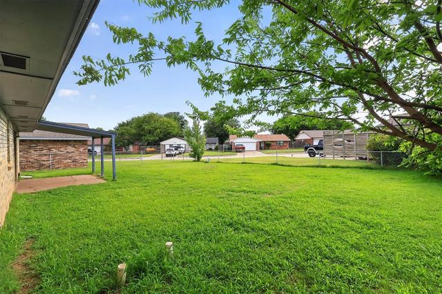 811 Ridgeway Drive, Yukon, OK 73099