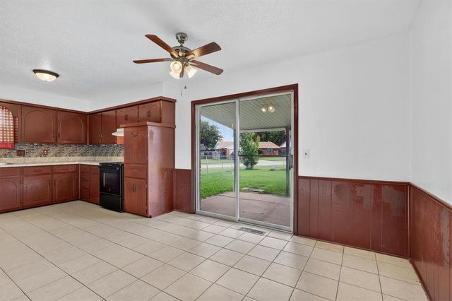 811 Ridgeway Drive, Yukon, OK 73099