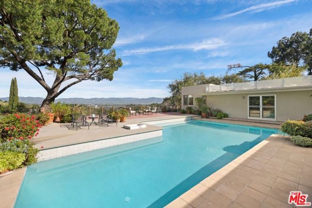 3300 Red Rose Drive, Los Angeles, CA 91436