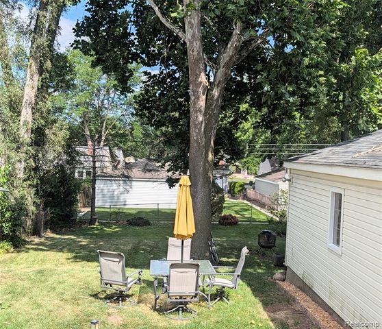 331 S Chocolay Avenue, Clawson, MI 48017