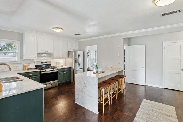 3024 5th Avenue, Fort Worth, TX 76110