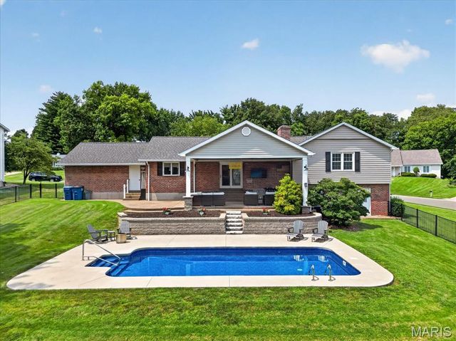 20 Shawnee Drive, St Charles, MO 63301