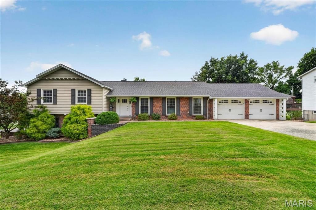 20 Shawnee Drive, St Charles, MO 63301