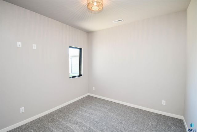 1405 N Alinia Ave Avenue, Tea, SD 57064