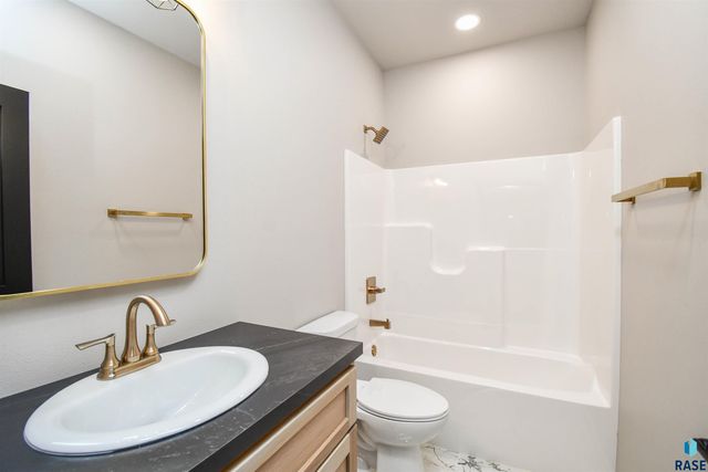 1405 N Alinia Ave Avenue, Tea, SD 57064