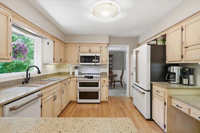 1308 Summit Oaks Drive, Burnsville, MN 55337