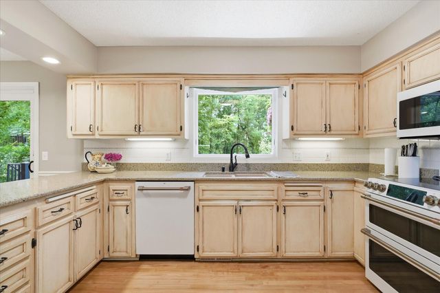 1308 Summit Oaks Drive, Burnsville, MN 55337
