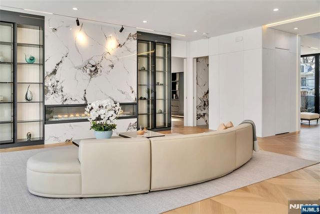 11 Roberts Road, Englewood Cliffs, NJ 07632