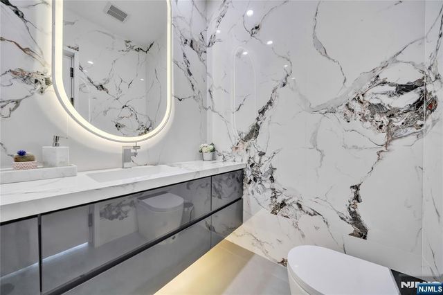 11 Roberts Road, Englewood Cliffs, NJ 07632