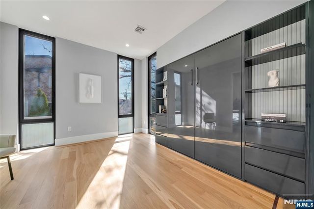 11 Roberts Road, Englewood Cliffs, NJ 07632