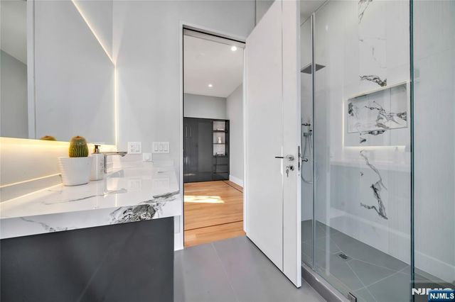 11 Roberts Road, Englewood Cliffs, NJ 07632