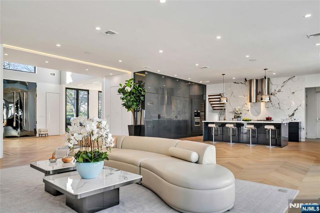 11 Roberts Road, Englewood Cliffs, NJ 07632