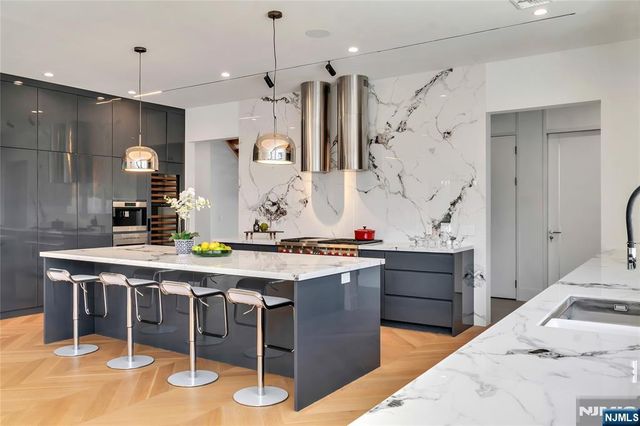 11 Roberts Road, Englewood Cliffs, NJ 07632