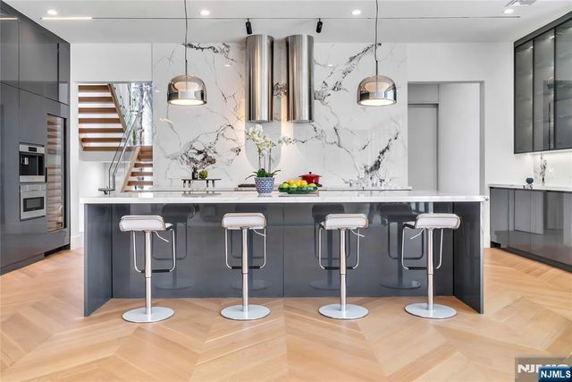 11 Roberts Road, Englewood Cliffs, NJ 07632