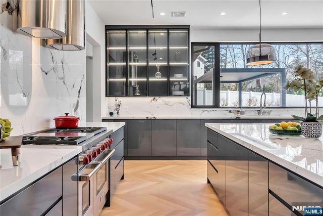 11 Roberts Road, Englewood Cliffs, NJ 07632