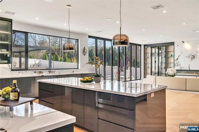 11 Roberts Road, Englewood Cliffs, NJ 07632