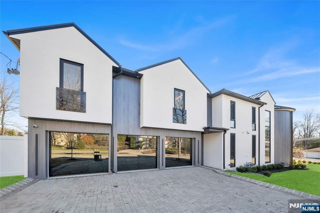 11 Roberts Road, Englewood Cliffs, NJ 07632