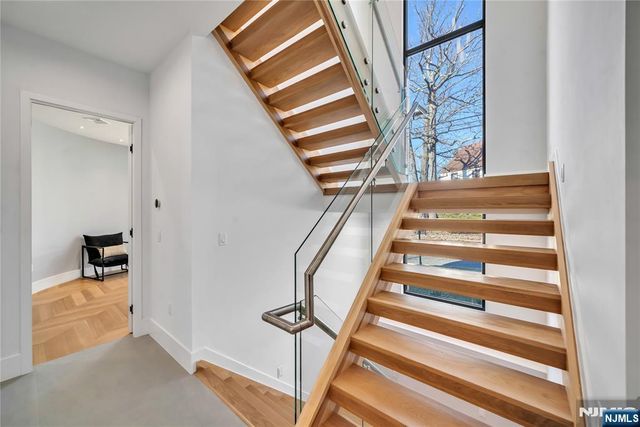 11 Roberts Road, Englewood Cliffs, NJ 07632