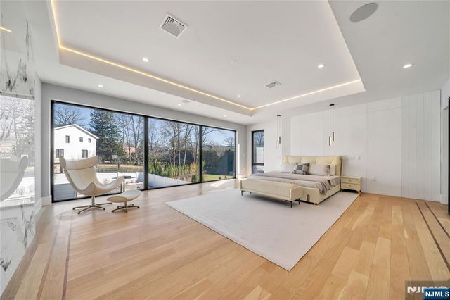 11 Roberts Road, Englewood Cliffs, NJ 07632