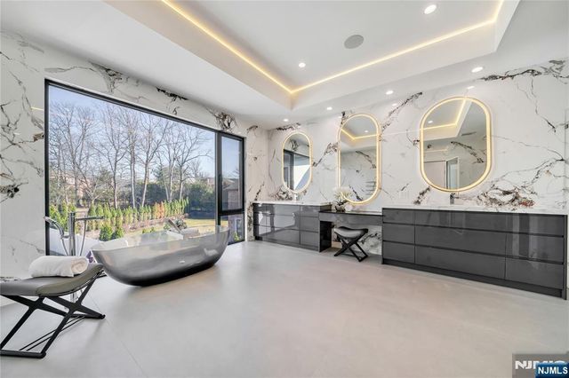 11 Roberts Road, Englewood Cliffs, NJ 07632