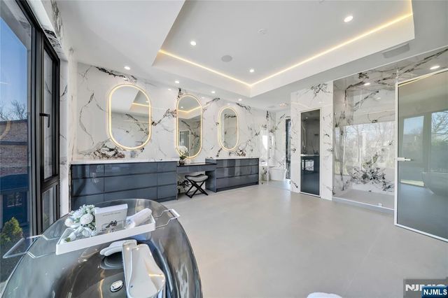 11 Roberts Road, Englewood Cliffs, NJ 07632